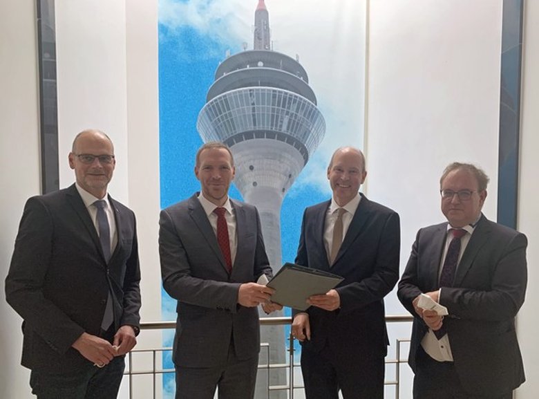 V.l.: Christof Sommer, Hauptgeschäftsführer Städte- und Gemeindebund NRW, Dr. Jan Heinisch, Staatssekretär im Ministerium für Heimat, Kommunals, Bauen und Gleichstellung, Dr. Ralf Togler und Dr. Peter Queitsch, Geschäftsführung der Kommunal Agentur NRW