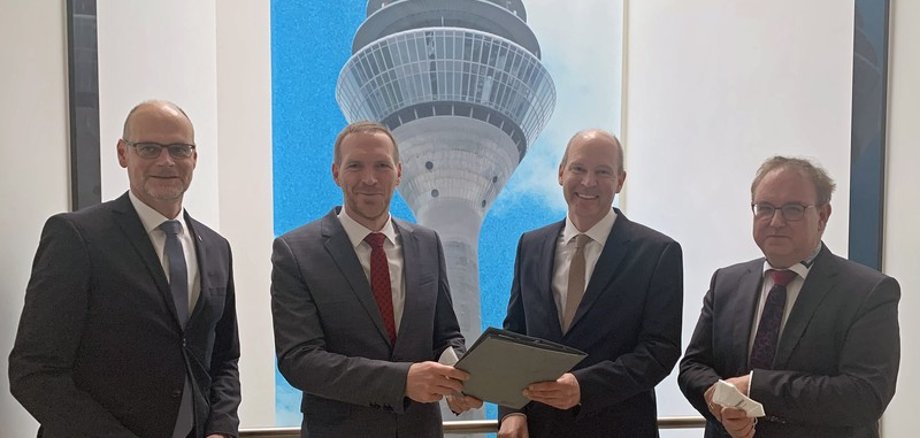 V.l.: Christof Sommer, Hauptgeschäftsführer Städte- und Gemeindebund NRW, Dr. Jan Heinisch, Staatssekretär im Ministerium für Heimat, Kommunals, Bauen und Gleichstellung, Dr. Ralf Togler und Dr. Peter Queitsch, Geschäftsführung der Kommunal Agentur NRW