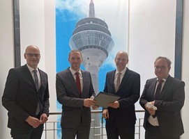 V.l.: Christof Sommer, Hauptgeschäftsführer Städte- und Gemeindebund NRW, Dr. Jan Heinisch, Staatssekretär im Ministerium für Heimat, Kommunals, Bauen und Gleichstellung, Dr. Ralf Togler und Dr. Peter Queitsch, Geschäftsführung der Kommunal Agentur NRW