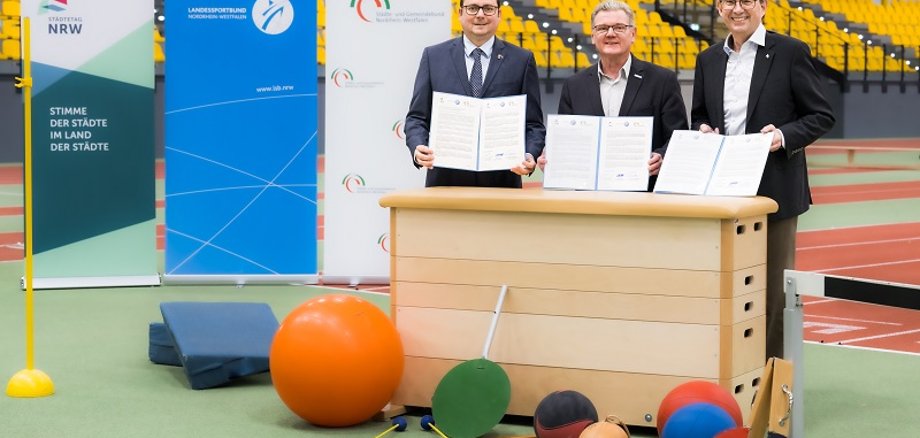 Oberbürgermeister Thomas Kufen, Vorsitzender des Städtetages, Stefan Klett, Präsident des Landessportbundes NRW und Bürgermeister Dr. Eckhard Ruthemeyer, Präsident des Städte- und Gemeindebundes NRW bei der Unterzeichnung des Positionspapiers. Foto: Andrea Bowinkelmann LSB NRW