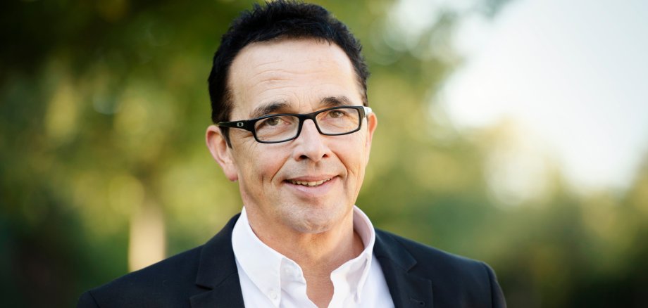 Portrait vom Bürgermeister der Stadt Kamp-Lintfort Prof. Dr. Christoph Landscheidt am Kloster Kamp