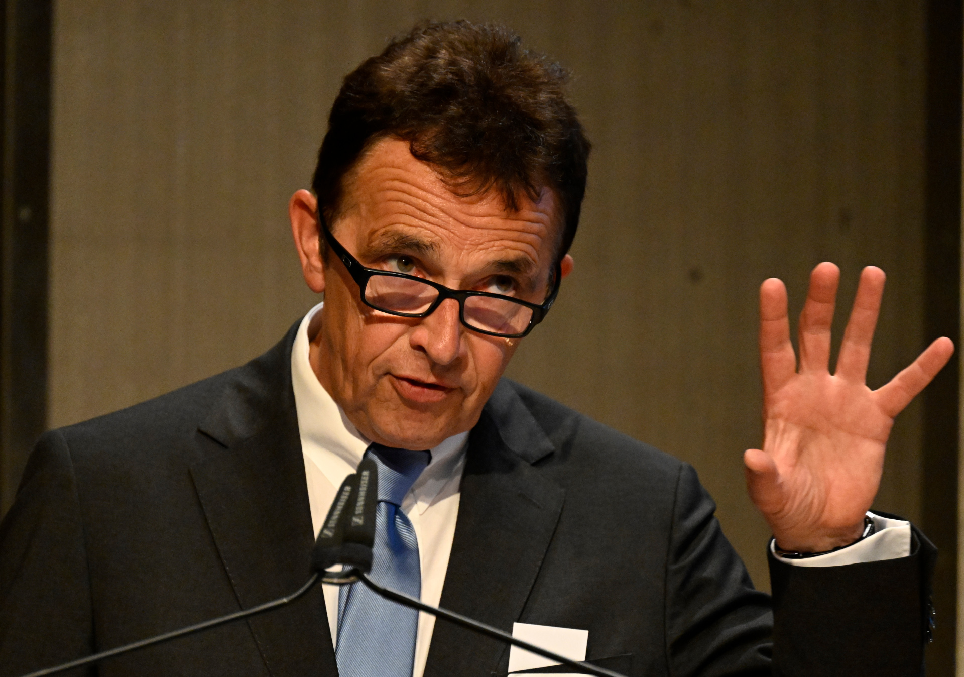 STGB NRW- Hauptausschuss Paderborn Prof.Dr. Christoph Landscheidt, Präsident des Städte- und Gemeindebund NRW, spricht während des StGB - Hauptausschusses in Paderborn im Mai 2024.