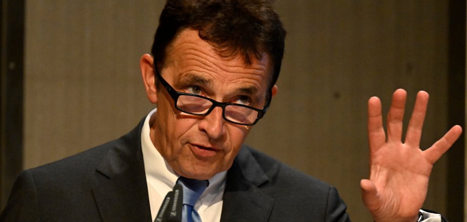 Prof.Dr. Christoph Landscheidt, Präsident des Städte- und Gemeindebund NRW, spricht während des StGB - Hauptausschusses in Paderborn im Mai 2024.