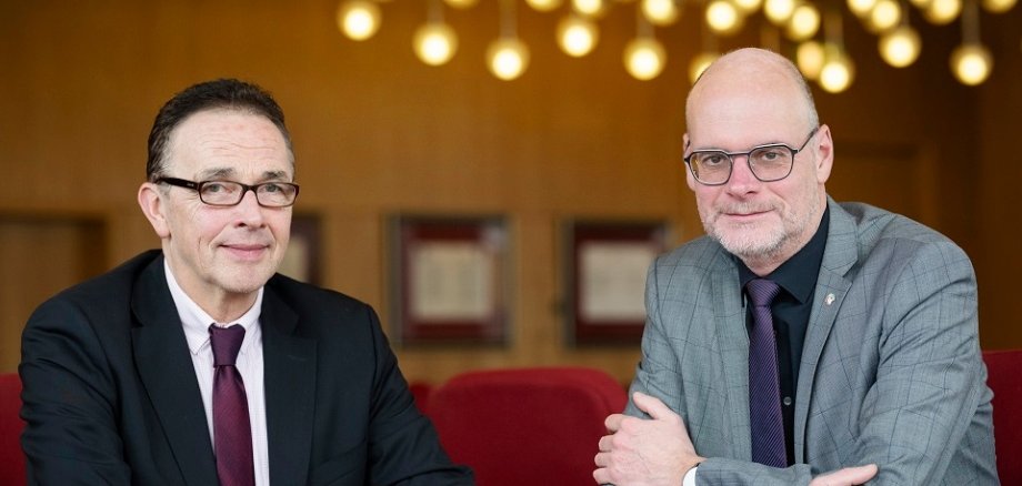  Portraits Präsident Prof. Dr. Christoph Landscheidt, Bürgermeister der Stadt. Kamp-Lintfort. Interview mit Prof. Landscheidt und Christof Sommer, Geschäftsführer des Städte- und Gemeindebundes NRW im Rathaus in Kamp-Lintfort - am Mittwoch, den 20. Dezember 2023