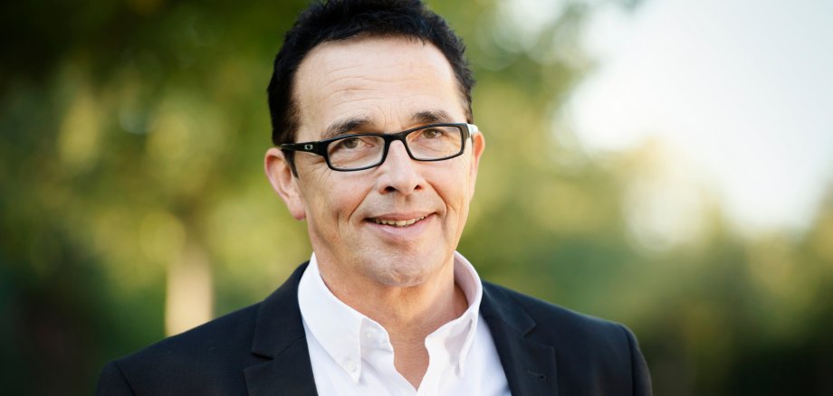 Portrait vom Bürgermeister der Stadt Kamp-Lintfort Prof. Dr. Christoph Landscheidt am Kloster Kamp