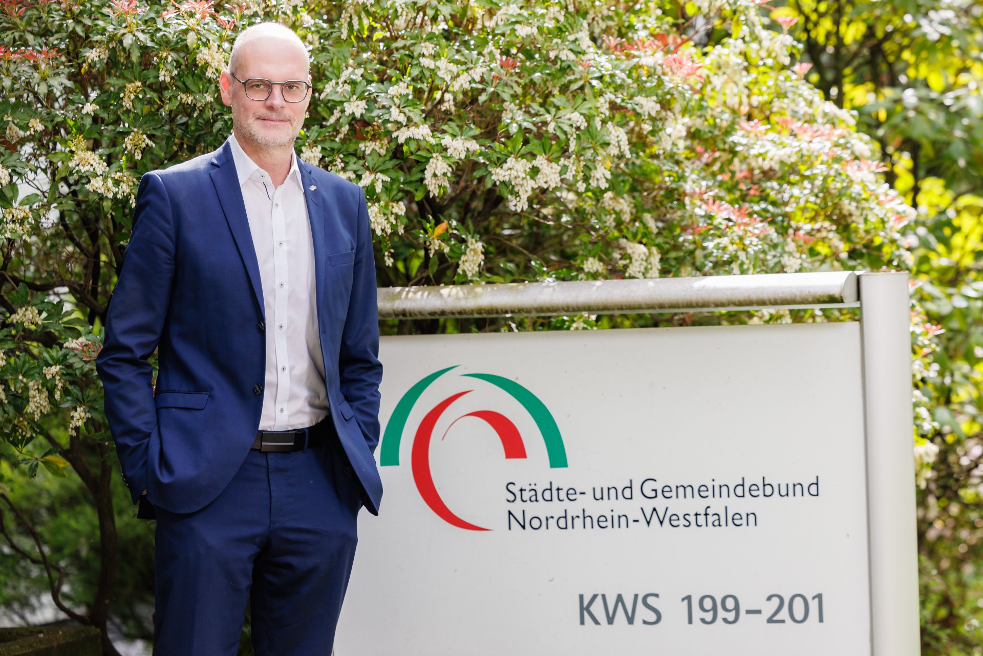Christof Sommer Hauptgeschäftsführer Christof Sommer stehend vor der Geschäftsstelle in Düsseldorf.