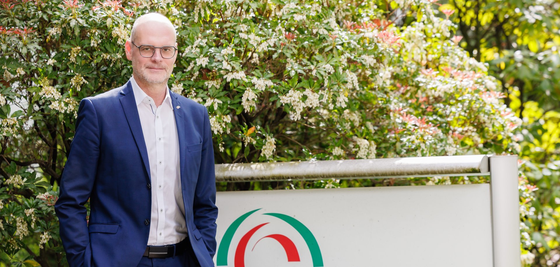 Hauptgeschäftsführer Christof Sommer stehend vor der Geschäftsstelle in Düsseldorf.