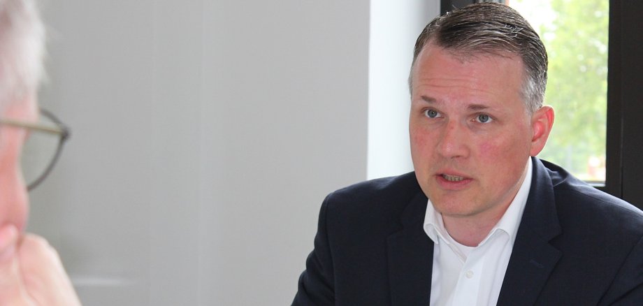 Tobias Stockhoff, Präsident des Städte- und Gemeindebundes NRW und Bürgermeister der Stadt Dorsten Präsident Landscheidt und Hauptgeschäftsführer Christof Sommer im Interview