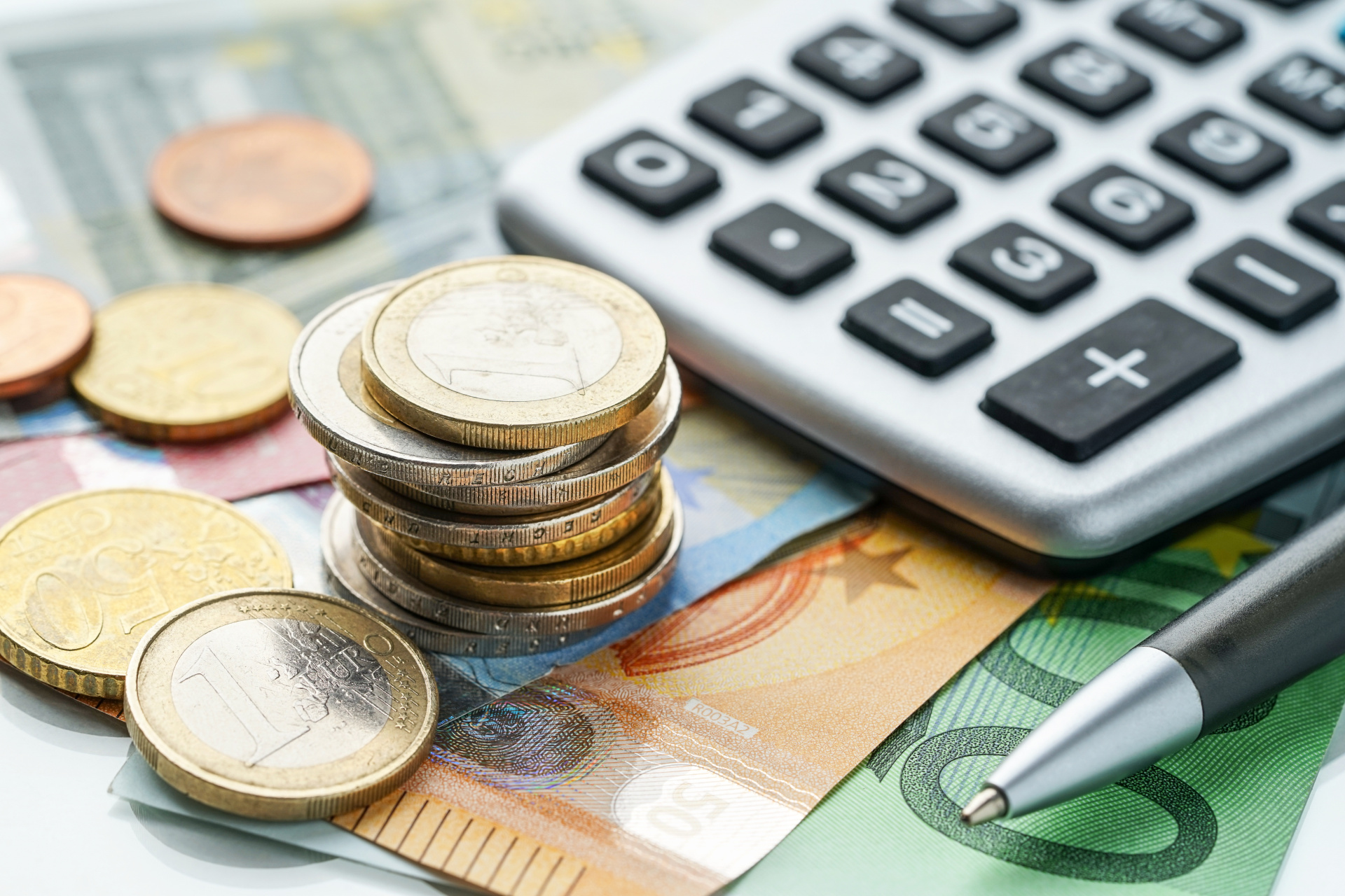 Euromünzen, Gledscheine und Taschenrechner Euromünzen, Gledscheine und Taschenrechner