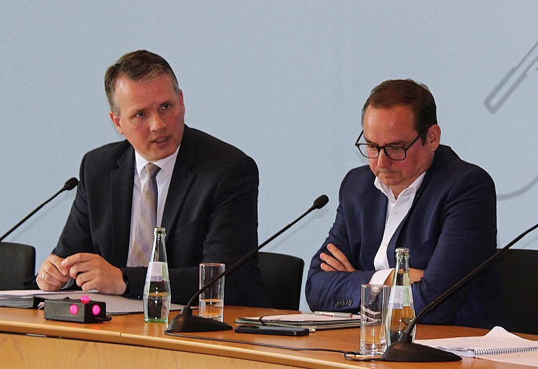 StGB-Präsident Tobias Stockhoff (l.) und Städtetagsvorsitzender Thomas Kufen auf der Landespressekonferenz