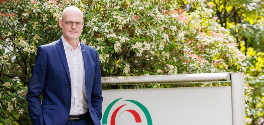 Hauptgeschäftsführer Christof Sommer vor dem Eingang der Geschäftsstelle.