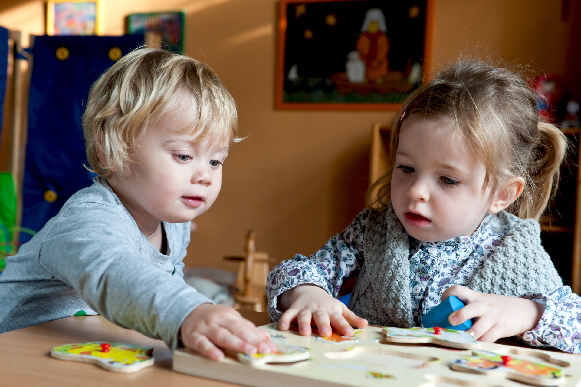 Kinder spielen mit Puzzle Kleine Kinder spielen mit einem Puzzle