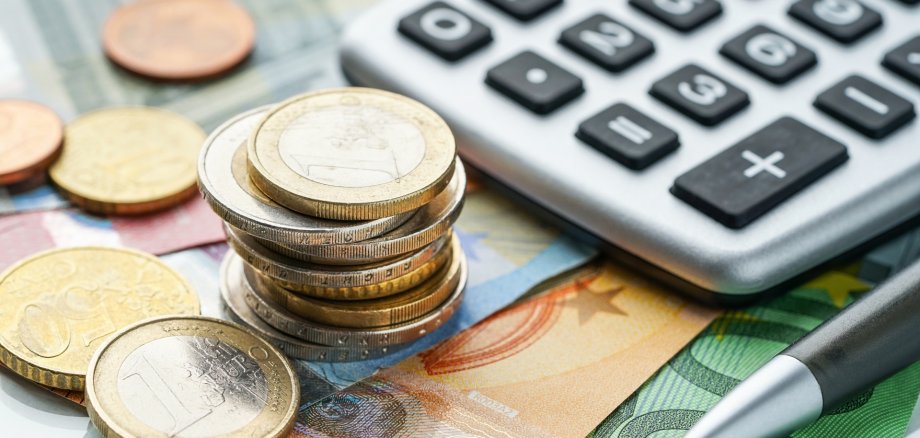 Euromünzen, Geldscheine und Taschenrechner
