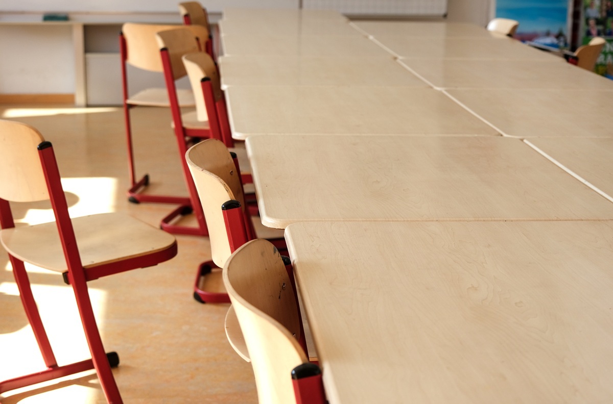 Leere Stühle und Tische in einem Klassenzimmer in einer Schule