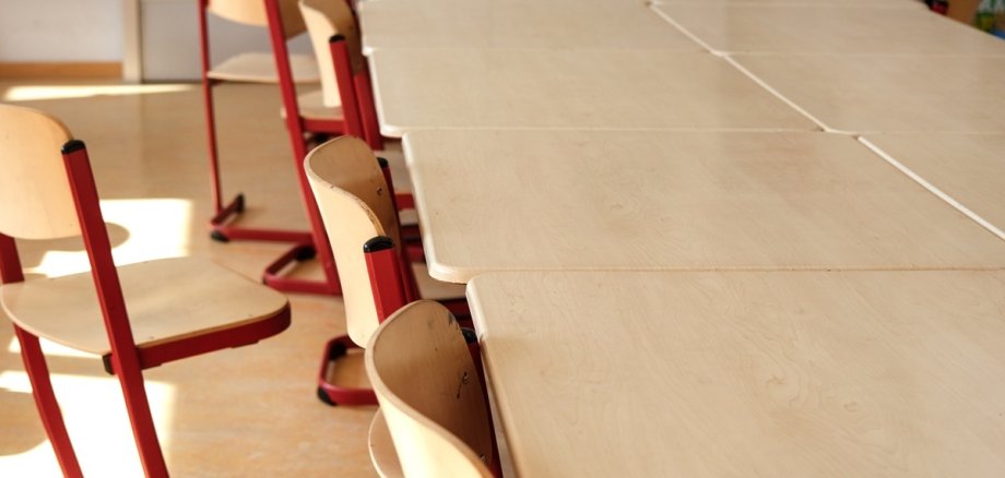 Detailansicht auf einige leere Stühle und Tische in einem Klassenzimmer in einer Schule Seminar- oder Konferenzraum, selektiver Fokus, viel Copy space Leere Stühle und Tische in einem Klassenzimmer in einer Schule
