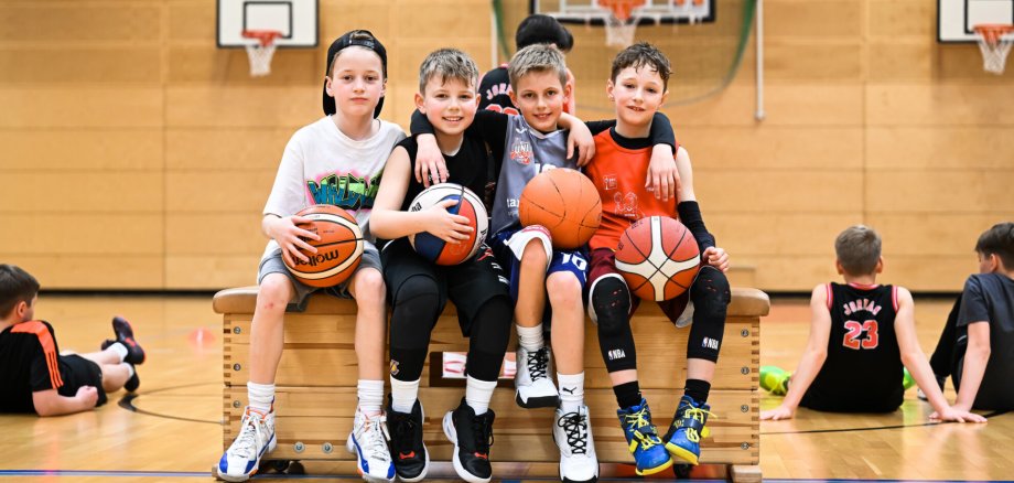 Kinderteam mit Basketball in der Sporthalle 