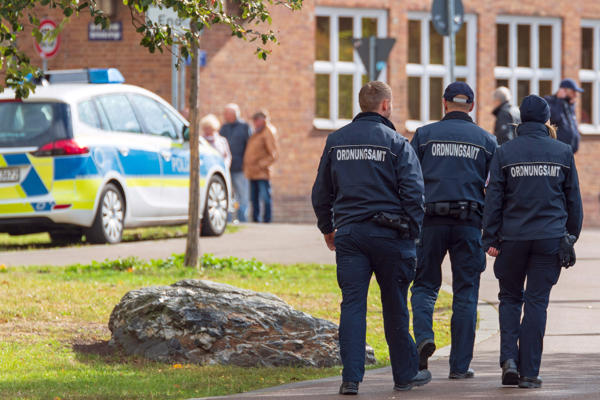 Mitarbeiter vom Ordnungsamt am Rande einer Demo Mitarbeiter vom Ordnungsamt am Rande einer Demo