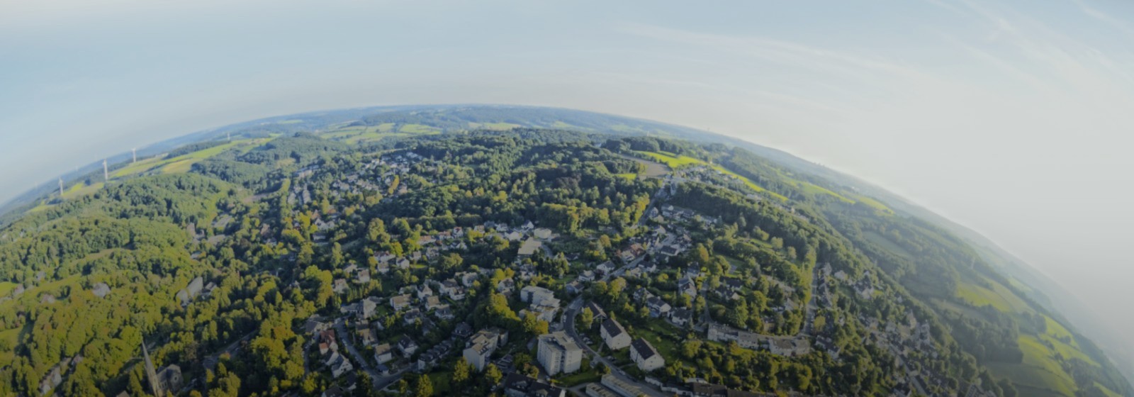 Header Das Kugelbild zeigt einen urban-ländlichen Raum.